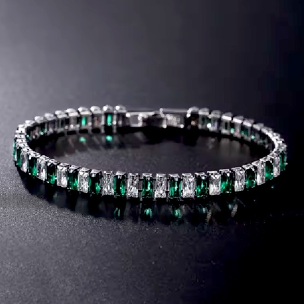 🌟 Elegant Emerald Green and Silver Bracelet